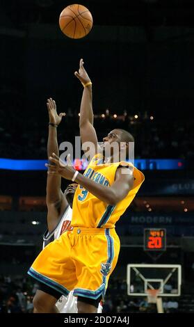 NESSUN FILM, NESSUN VIDEO, NESSUNA TV, NESSUN DOCUMENTARIO - la guardia degli Hornets di New Orleans Chris Paul rilascia un floater su un azionamento al cestino durante l'azione di seconda metà come Charlotte Bobcats Jeff McInnis applica la pressione difensiva alla Charlotte Bobcats Arena a Charlotte, NC, USA il 28 dicembre 2007. Gli Hornets sconfissero i Bobcats 99-85. Foto di Jeff Siner/Charlotte Observer/MCT/Cameleon/ABACAPRESS.COM Foto Stock