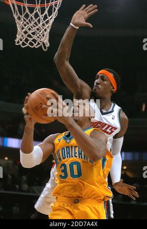 NO FILM, NO VIDEO, NO TV, NO DOCUMENTARIO - Charlotte Bobcats Gerald Wallace (3) cerca di bloccare un tiro di New Orleans Hornets David West (30) durante la seconda metà di azione alla Charlotte Bobcats Arena di Charlotte, NC, USA il 28 dicembre 2007. Gli Hornets sconfissero i Bobcats 99-85. Foto di Jeff Siner/Charlotte Observer/MCT/Cameleon/ABACAPRESS.COM Foto Stock