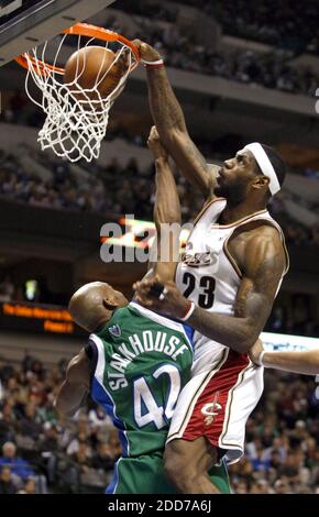 NESSUN FILM, NESSUN VIDEO, NO TV, NO DOCUMENTARIO - Cleveland Cavaliers avanti Lebron James (23) dunks contro Dallas Mavericks avanti Jerry Stackhouse (42) presso l'American Airlines Center di Dallas, TX, USA il 27 dicembre 2007. Cleveland Cavaliers ha vinto 88-81. Foto di Tom Pennington/Fort Worth Star-Telegram/MCT/Cameleon/ABACAPRESS.COM Foto Stock