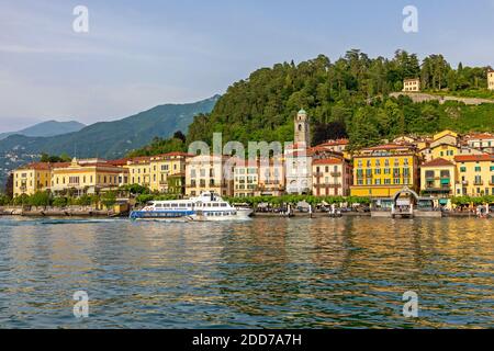 Bellagio, Italia - 14 giugno 2019: Case sul lungomare del Lago di Como a Bellagio, Italia. Foto Stock