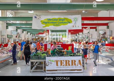 Como, Italia - 15 giugno 2019: People Shopping al mercato agricolo indoor di Como, Italia. Foto Stock