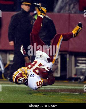 NESSUN FILM, NESSUN VIDEO, NESSUNA TV, NESSUN DOCUMENTARIO - Washington Redskins Running back Clinton Portis volge nella zona finale come segna il primo touchdown del gioco nel 1 ° trimestre, come i Dallas Cowboys affrontato il Washington Redskins al FedEx Field a Landover, MD, USA il 30 dicembre 2007. Foto di Harry E. Walker/MCT/ABACAPRESS.COM Foto Stock