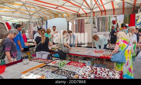 Como, Italia - 15 Giugno 2019: Persone Shopping al mercato della Gioielleria Stall Sabato a Como, Italia. Foto Stock