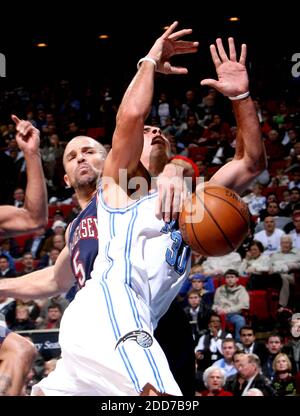 NO FILM, NO VIDEO, NO TV, NO DOCUMENTARIO - New Jersey Nets guardia Jason Kidd (5) fouls Orlando Magic's Carlos Arroyo (30) presso Amway Arena a Orlando, FL, USA il 2 gennaio 2008. New Jersey Nets ha vinto 96-95. Foto di Gary W. Green/Orlando Sentinel/MCT/Cameleon/ABACAPRESS.COM Foto Stock