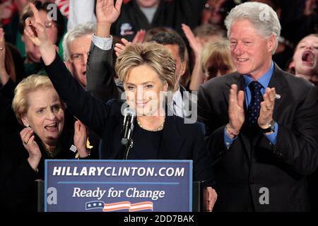 Hillary Rodham Clinton, D-N.Y., e suo marito, ex presidente Bill Clinton, parlano ai sostenitori del suo partito notturno di guardia a Des Moines, IA, USA giovedì 3 gennaio 2008. Foto di Chuck Kennedy/MCT/ABACAPRESS.COM Foto Stock