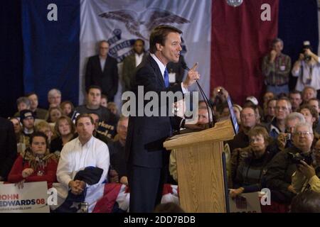 NO FILM, NO VIDEO, NO TV, NO DOCUMENTARIO - democratico presidenziale speranzoso, ex senatore John Edwards si rivolge ai sostenitori al Renaissance Savery Hotel a Des Moines, IA, USA giovedì 3 gennaio 2008. Foto di Robert Willett/Raleigh News & Observer/MCT/ABACAPRESS.COM Foto Stock