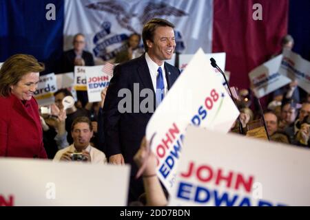 NO FILM, NO VIDEO, NO TV, NO DOCUMENTARIO - democratico presidenziale speranzoso, ex senatore John Edwards e sua moglie Elizabeth sono accolti da sostenitori al Renaissance Savery Hotel a Des Moines, IA, USA Giovedi 3 gennaio 2008. Foto di Robert Willett/Raleigh News & Observer/MCT/ABACAPRESS.COM Foto Stock