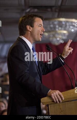 NO FILM, NO VIDEO, NO TV, NO DOCUMENTARIO - democratico presidenziale speranzoso, ex senatore John Edwards rivolto ai sostenitori al Renaissance Savery Hotel a Des Moines, IA, USA giovedì 3 gennaio 2008. Foto di Robert Willett/Raleigh News & Observer/MCT/ABACAPRESS.COM Foto Stock