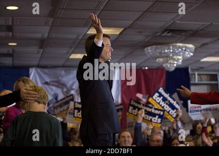NO FILM, NO VIDEO, NO TV, NO DOCUMENTARIO - democratico presidenziale speranzoso, ex senatore John Edwards rivolto ai sostenitori al Renaissance Savery Hotel a Des Moines, IA, USA giovedì 3 gennaio 2008. Foto di Robert Willett/Raleigh News & Observer/MCT/ABACAPRESS.COM Foto Stock