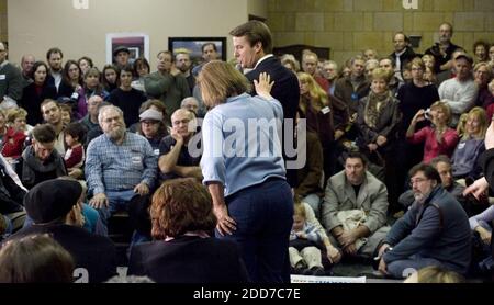 NESSUN FILM, NESSUN VIDEO, NESSUNA TV, NESSUN DOCUMENTARIO - Elizabeth Edwards mette la sua mano sulla spalla di suo marito, democratico presidenziale speranzoso, ex senatore John Edwards, durante una riunione del municipio al Centro franco-americano a Manchester, New Hampshire, USA Domenica 6 gennaio. 2008 Edwards chiese alla moglie di aspettare un attimo, mentre terminava il suo discorso. Foto di Robert Willett/Raleigh News & Observer/MCT/ABACAPRESS.COM Foto Stock