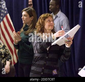 NO FILM, NO VIDEO, NO TV, NO DOCUMENTARIO - Cate Edwards e attrice Susan Sarandon autografa un segno di campagna durante una apparizione con la democratica presidenziale di speranza, ex senatore John Edwards a Elks Lodge 184 a dover, NH, USA, lunedì 7 gennaio 2008. Foto di Robert Willett/Raleigh News & Observer/MCT/ABACAPRESS.COM Foto Stock
