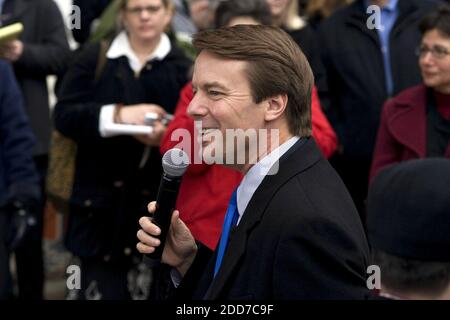NO FILM, NO VIDEO, NO TV, NO DOCUMENTARIO - democratico presidenziale speranzoso, l'ex senatore John Edwards ha tenuto il suo discorso nella casa di Peter e Jo Smith a Bedford, NH, USA, lunedì 7 gennaio 2008. Foto di Robert Willett/Raleigh News & Observer/MCT/ABACAPRESS.COM Foto Stock