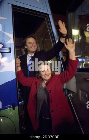 NO FILM, NO VIDEO, NO TV, NO DOCUMENTARIO - Elizabeth Edwards e suo marito, democratico presidenziale speranzoso, ex senatore John Edwards, a bordo del loro autobus dopo una fermata al Red Arrow Diner a Manchester, NH, USA, lunedì 7 gennaio 2008. Questa è stata l'ultima tappa di una campagna di 36 ore nello Stato di granito. Foto di Robert Willett/Raleigh News & Observer/MCT/ABACAPRESS.COM Foto Stock