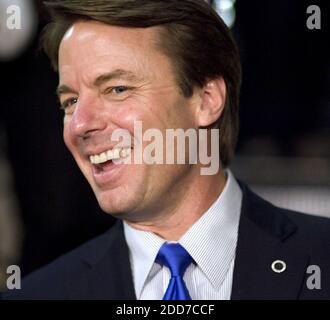 NO FILM, NO VIDEO, NO TV, NO DOCUMENTARIO - democratico presidenziale speranzoso, ex senatore John Edwards lampeggia il suo sorriso quando entra in una campagna di arresto a Winnacunnet High School in Hampton, NH, USA, Lunedi, 7 gennaio 2008. Foto di Robert Willett/Raleigh News & Observer/MCT/ABACAPRESS.COM Foto Stock