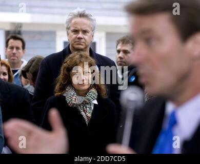 NO FILM, NO VIDEO, NO TV, NO DOCUMENTARIO - gli attori Susan Sarandon e Tim Robbins ascoltano la democrazia presidenziale speranzoso, ex senatore John Edwards come egli ha tenuto il suo discorso a casa di Peter e Jo Smith a Bedford, NH, USA, lunedì 7 gennaio 2008. Foto di Robert Willett/Raleigh News & Observer/MCT/ABACAPRESS.COM Foto Stock