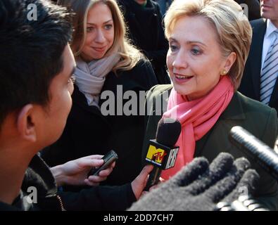 NO FILM, NO VIDEO, NO TV, NO DOCUMENTARIO - Democratic Presidential Hopeful Hillary Clinton è intervistato da MTV alla Broken Ground Elementary School di Concord, New Hampshire, USA, 8 gennaio 2008. Foto di Christopher Kezer/MCT/ABACAPRESS.COM Foto Stock