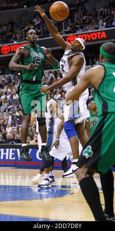 NESSUN FILM, NESSUN VIDEO, NESSUNA TV, NESSUN DOCUMENTARIO - Boston Celtics Kevin Garnet (5) passa la palla intorno a Washington Wizards Brendan Haywood (33) al compagno di squadra James Posey (41) durante il loro gioco giocato al Verizon Center a Washington, DC, USA il 12 gennaio 2008. Washington sconfisse Boston 85-78, dando a Boston solo la quinta sconfitta della stagione. Foto di Harry E. Walker/MCT/ABACAPRESS.COM Foto Stock