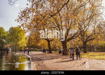 Autunno a Regents Park, uno dei parchi reali di Londra, Inghilterra Foto Stock