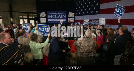 NO FILM, NO VIDEO, NO TV, NO DOCUMENTARIO - repubblicano presidenziale speranzoso Sen. John McCain si rivolge a una folla durante una riunione di municipio a Spartanburg, SC, USA, il 16 gennaio 2008. Foto di Tim Dominick/Stato/MCT/ABACAPRESS.COM Foto Stock