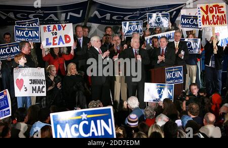 NO FILM, NO VIDEO, NO TV, NO DOCUMENTARIO - il candidato presidenziale repubblicano Sen. John McCain si rivolge agli elettori durante una campagna di arresto a Columbia, SC, USA, il 17 gennaio 2008. Foto di Tim Dominick/Stato/MCT/ABACAPRESS.COM Foto Stock