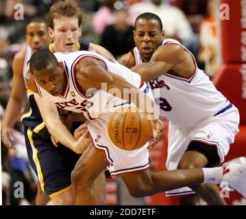 NESSUN FILM, NESSUN VIDEO, NESSUNA TV, NESSUN DOCUMENTARIO - Philadelphia 76ers' Thaddeus Young fa un rubare in seconda metà di azione di fronte a Indiana Pacers Mike Dunleavy come Andre Iguodala assiste (a destra) al Wachovia Center a Philadelphia, PA, USA il 21 gennaio 2008. Gli stimolatori sconfissero i Sixer 110-103. Foto di Ron Cortes/Philadelphia Inquirer/MCT/Cameleon/ABACAPRESS.COM Foto Stock