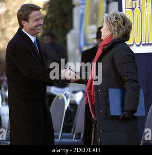 NO FILM, NO VIDEO, NO TV, NO DOCUMENTARIO - Democratic Presidential Hopeful, ex senatore John Edwards scuote le mani con il senatore Hillary Rodham Clinton dopo aver commentato la celebrazione del "King Day at the Dome" al Campidoglio di Columbia, SC, USA lunedì 21 gennaio 2008. Foto di Robert Willett/Raleigh News & Observer/MCT/ABACAPRESS.COM Foto Stock