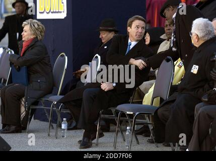 NESSUN FILM, NESSUN VIDEO, NESSUNA TV, NESSUN DOCUMENTARIO - la senatrice Hillary Rodham Clinton attende per la sua introduzione, come democratica speranza presidenziale, l'ex senatore John Edwards scuote le mani con dignitari di piattaforma dopo aver fatto le sue osservazioni alla celebrazione del 'King Day at the Dome' al Campidoglio a Columbia, SC, USA il lunedì 21 gennaio 2008. Foto di Robert Willett/Raleigh News & Observer/MCT/ABACAPRESS.COM Foto Stock
