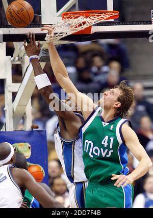 NO FILM, NO VIDEO, NO TV, NO DOCUMENTARIO - Dallas Mavericks Dirk Nowitzki (41) blocca la ripresa di Washington Wizards Antawn Jamison (4) durante il loro gioco giocato al Verizon Center a Washington, DC, USA il 21 gennaio 2008. Washington Wizards ha vinto 102-84. Foto di Harry E. Walker/MCT/ABACAPRESS.COM Foto Stock