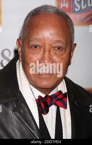 **FILE FOTO** il primo Black Mayor di NY, David N. Dinkins, è passato via a 93. David Dinkins al concerto serale di apertura di "The Scottsboro Boys" al Lyceum Theatre di New York il 31 ottobre 2010. Foto: Henry McGee/MediaPunch Foto Stock