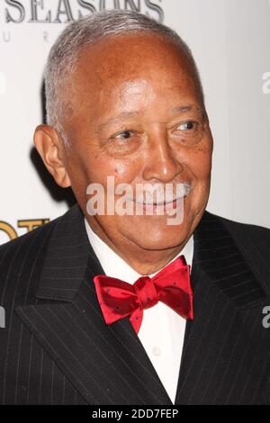 **FILE FOTO** il primo Black Mayor di NY, David N. Dinkins, è passato via a 93. David Dinkins partecipa alla celebrazione del 50° anniversario del Four Seasons Restaurant a New York il 11 giugno 2009. Foto: Henry McGee/MediaPunch Foto Stock