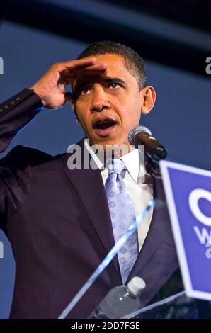 NESSUN FILM, NESSUN VIDEO, NESSUNA TV, NESSUN DOCUMENTARIO - sbirciando nei riflettori, Barack Obama guarda fuori sulla folla ad un incontro del municipio a McBryde Hall sul campus della Winthrop University Mercoledì a Rock Hill, SC, USA il 23 gennaio 2008. Foto di Gary o'Brien/Charlotte Observer/MCT/ABACAPRESS.COM Foto Stock