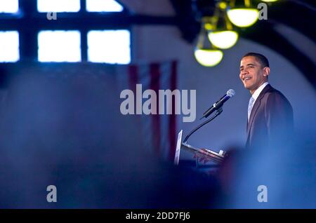 NO FILM, NO VIDEO, NO TV, NO DOCUMENTARIO - rilassato sul podio, Barack Obama si rompe un sorriso mentre si parla con i tifosi in una riunione del municipio a McBryde Hall nel campus della Winthrop University a Rock Hill, SC, USA il 23 gennaio 2008. Foto di Gary o'Brien/Charlotte Observer/MCT/ABACAPRESS.COM Foto Stock