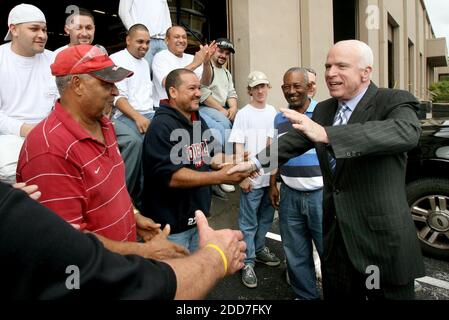 NO FILM, NO VIDEO, NO TV, NO DOCUMENTARIO - il contendente presidenziale repubblicano Sen. John McCain saluta Juan Luna (a sinistra) e Victor Matos (centro) e altri dipendenti di Baker Manufacturing dopo aver partecipato a una tavola rotonda con leader di comunità, aziende e governi presso lo stabilimento della società di Orlando, FL, USA il 23 gennaio 2008. Foto di Joe Burbank/Orlando Sentinel/MCT/ABACAPRESS.COM Foto Stock