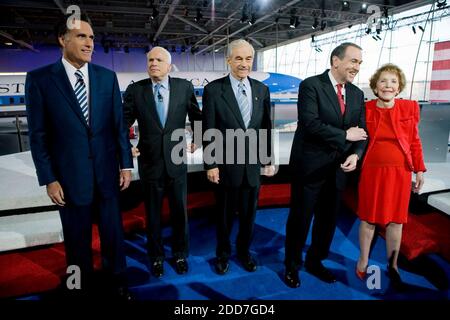 NO FILM, NO VIDEO, NO TV, NO DOCUMENTARIO - FILE FOTO : I candidati repubblicani alla presidenza Mitt Romney, Sen. John McCain, il congressista Ron Paul e Mike Huckabee arrivano sul palco con Nancy Reagan prima del dibattito sulla GOP alla Ronald Reagan Presidential Library di Simi Valley, California, USA mercoledì 30 gennaio 2008. Martedì Mike Huckabee ha annunciato che avrebbe cercato la nomina presidenziale per il partito repubblicano. L'ex governatore dell'Arkansas è il terzo candidato ad entrare in gara questa settimana, arrotondando la lista dei contendenti conservatori a ben sei. Foto di Brian Baer/Sacramento Bee/M. Foto Stock