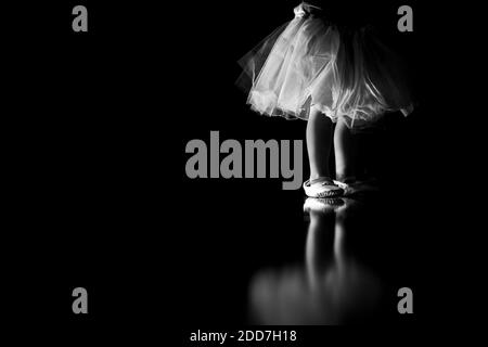 Ragazza piccola che gioca e ballare balletto in un tutu e. scarpe da ballo Foto Stock