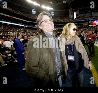 NESSUN FILM, NESSUN VIDEO, NESSUNA TV, NESSUN DOCUMENTARIO - Kate Hudson e Kurt Russell sono mostrati sul campo prima della partita di calcio NFL Super Bowl XLII tra i New England Patriots e i New York Giants giocati presso lo Stadio dell'Università di Phoenix a Glendale, AZ, USA domenica 3 febbraio 2008. Foto di Francis Specker/Landov/MCT/ABACAPRESS.COM Foto Stock