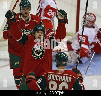 NO FILM, NO VIDEO, NO TV, NO DOCUMENTARIO - il 5 febbraio 2008 Brian Rolston del Minnesota Wild ha festeggiato il suo primo obiettivo di power-play con (a sinistra) Marian Gaborik e (a destra) Pierre-Marc Bouchard contro i Detroit Red Wings a St. Paul, MN, USA. Detroit ha vinto 3-2. Foto di Bruce Bisping/Minneapolis Star Tribune/MCT/Cameleon/ABACAPRESS.COM Foto Stock