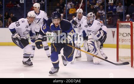 NO FILM, NO VIDEO, NO TV, NO DOCUMENTARIO - St. Louis Blues ha lasciato l'ala David Perron (centro) insegue dopo il puck in prima azione di periodo di fronte alla difesa Tampa Bay Lightning presso lo Scottrade Center a St. Louis, MO, USA il 5 febbraio 2008. Tampa Bay ha vinto 5-4. Foto di Chris Lee/St. Louis Post-Dispatch/MCT/ABACAPRESS.COM Foto Stock