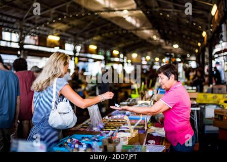 Marche Provencal, il mercato coperto a Antibes, Provenza-Alpi-Côte Azzurra, Francia del Sud, Europa Foto Stock