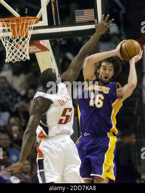 NO FILM, NO VIDEO, NO TV, NO DOCUMENTARIO - Los Angeles Lakers Center Pau Gasol (16) è difeso da Charlotte Bobcats avanti Emeka Okafor durante la seconda metà a Charlotte Bobcats Arena a Charlotte, NC, USA il 11 febbraio 2008. I Lakers sconfissero i Bobcats, 106-97. Foto di Yalonda M. James/Charlotte Observer/MCT/Cameleon/ABACAPRESS.COM Foto Stock