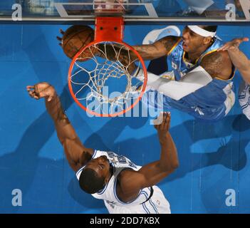 NO FILM, NO VIDEO, NO TV, NO DOCUMENTARIO - Orlando Magic Center Dwight Howard, Bottom, e Denver Nuggets avanti Carmelo Anthony, in alto, battaglia per una palla sotto il cesto alla Amway Arena di Orlando, FL, USA il 13 febbraio 2008. Orlando Magic non ha gioco 109-98. Foto di Stephen M. Dowell/Orlando Sentinel/MCT/Cameleon/ABACAPRESS.COM Foto Stock