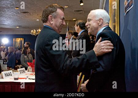 NO FILM, NO VIDEO, NO TV, NO DOCUMENTARIO - Sen repubblicano presidenziale speranzoso John McCain parla con il Segretario degli Stati Uniti della Salute e dei servizi umani Tommy Thompson al Regan Day Dinner al Serb Memorial Hall a Milwaukee, Wisconsin, giovedì 15 febbraio 2008. Foto di Michael Sears/Milwaukee Journal Sentinel/MCT/ABACAPRESS.COM Foto Stock