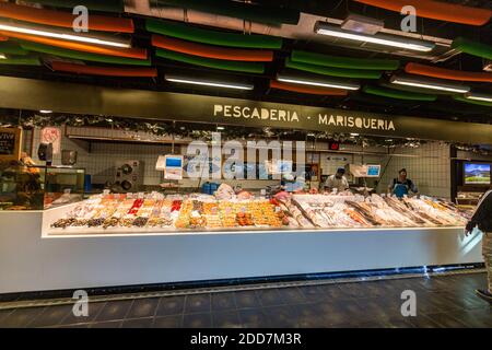 Pescivendoli in Mercado de San Anton, Madrid, Spagna Foto Stock