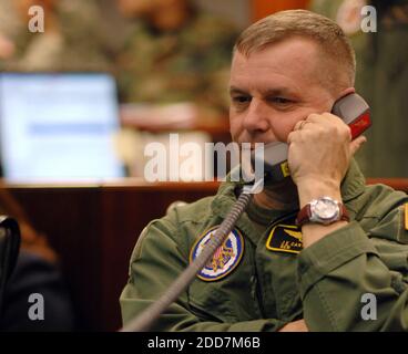 NO FILM, NO VIDEO, NO TV, NO DOCUMENTARIO - Vice Presidente del Joint Chiefs of staff Gen. James E. Cartwright, U.S. Marine Corps, informa il Segretario della Difesa Robert Gates del successo missilistico intercetta dal Pentagono's National Military Command Center il 20 febbraio 2008. La USS Lake Erie (CG 70) ha lanciato il missile al satellite in orbita nello spazio a più di 17,000 mph sul Pacifico. Foto di US Navy News Photo/MCT/ABACAPRESS.COM Foto Stock