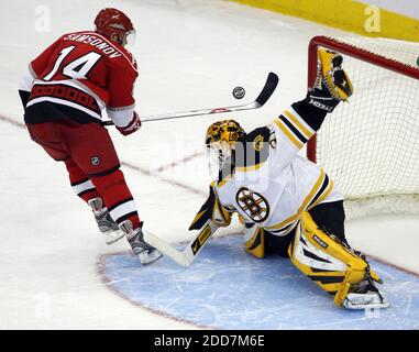 Il 30 febbraio 2008, Tim Thomas (14) blocca un colpo dei Sergei Samsonov del Carolina Hurricanes (19) durante un'azione di sparatoria al RBC Center di Raleigh, NC, USA. I Bruins sconfissero gli Hurricani negli straordinari, 3-2. Foto di Chris Seward/Raleigh News & Observer/MCT/Cameleon/ABACAPRESS.COM Foto Stock