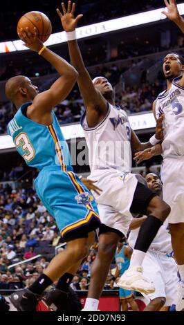 NESSUN FILM, NESSUN VIDEO, NESSUNA TV, NESSUN DOCUMENTARIO - la guardia di New Orleans Hornets Chris Paul (3) mette un colpo contro i difensori di Washington Wizards Brendan Hayward (centro) e Dominic McGuire (5) durante l'azione del primo trimestre al Verizon Center a Washington, DC, USA il 2 marzo 2008. Washington Wizards ha vinto il gioco 101-84. Foto di Harry E. Walker/MCT/ABACAPRESS.COM Foto Stock