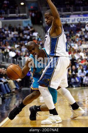 NESSUN FILM, NESSUN VIDEO, NESSUNA TV, NESSUN DOCUMENTARIO - la guardia di New Orleans Hornets Chris Paul (a sinistra) tenta di muoversi intorno a Washington Wizards difensore Antonio Daniels (6) durante l'azione del primo trimestre al Verizon Center a Washington, DC, USA il 2 marzo 2008. Washington Wizards ha vinto il gioco 101-84. Foto di Harry E. Walker/MCT/ABACAPRESS.COM Foto Stock