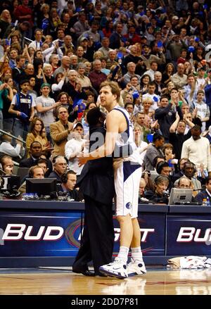 NESSUN FILM, NESSUN VIDEO, NESSUNA TV, NESSUN DOCUMENTARIO - il Dirk Nowitzki di Dallas Mavericks (a destra) ottiene un abbraccio dal allenatore Avery Johnson dopo aver segnato 34 punti contro i New Jersey Nets, E stabilendo un nuovo record di 16,644 punti Mavericks presso l'American Airlines Center di Dallas, Texas, USA, l'8 marzo 2008. Dallas Mavericks ha vinto 111-91. Foto di Ralph Lauer/Fort Worth Star-Telegram/MCT/Cameleon/ABACAPRESS.COM Foto Stock