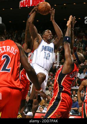 Orlando Magic Center Dwight Howard (12) guida per un punteggio tra Golden state Warriors Forward Mickael Piietrus (2) e Center al Harrington (3) durante l'azione di gioco presso l'Amway Arena di Orlando, FL, USA l'8 marzo 2008. Golden state Warriors ha vinto 104-95. Foto di Stephen M. Dowell/Orlando Sentinel/MCT/Cameleon/ABACAPRESS.COM Foto Stock