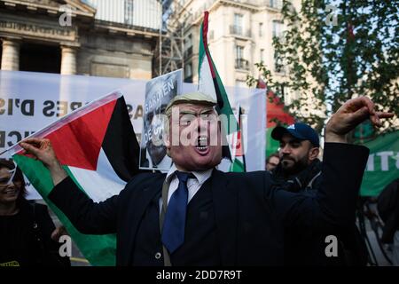 Maschera di Donald Trump a Parigi il 15 maggio 2018, per protestare contro l'uccisione, il giorno prima, di 59 palestinesi in scontri e proteste, lo stesso giorno in cui gli Stati Uniti hanno formalmente trasferito la propria ambasciata in Israele a Gerusalemme da Tel Aviv in disparte dell'indignazione internazionale. Foto di Raphaël Lafargue/ABACAPRESS.COM Foto Stock